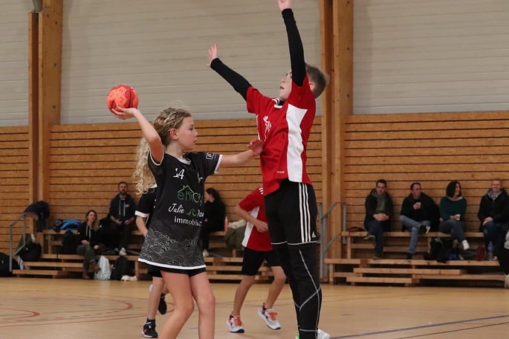 Duel entre deux joueurs lors d'un match de handball de Lacanau Océhand