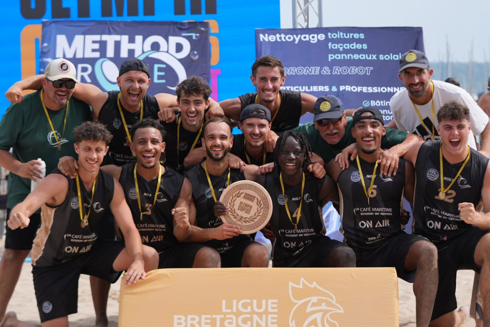 Les joueurs de beach handball de Lacanau Océhand célèbrent leur trophée sur le sable