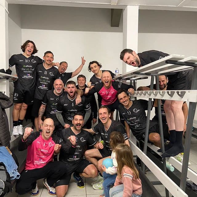 Les joueurs de Lacanau Océhand célèbrent une victoire dans le vestiaire